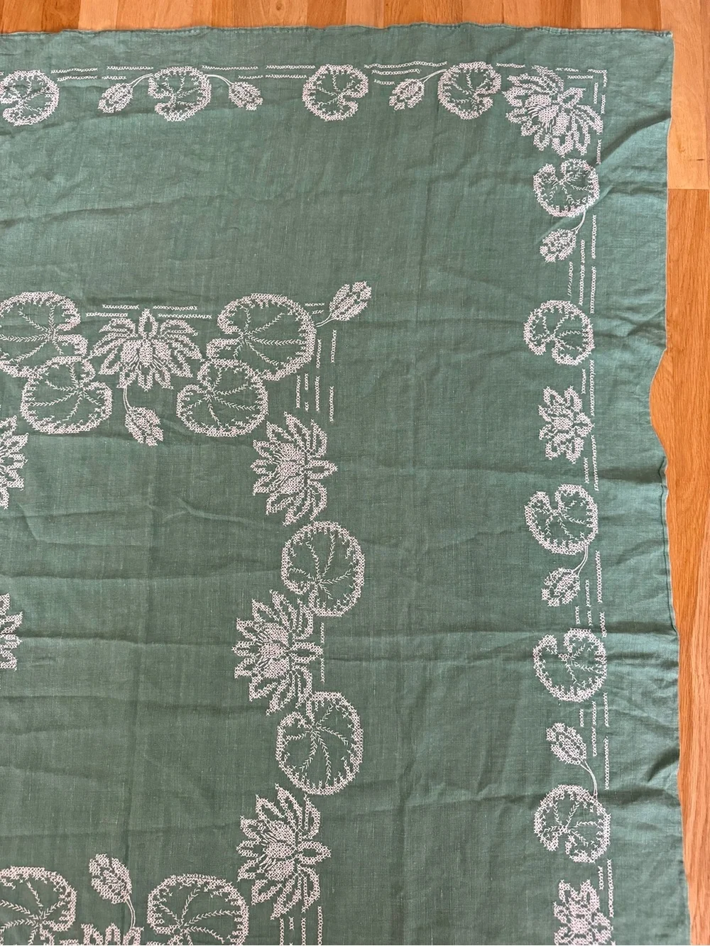 vintage linen tablecloth white lotus embroidery and cutwork details - Picture 6 of 12